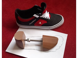 Custom shoe stretcher-personalisierter Schuhspanner by RacoonX