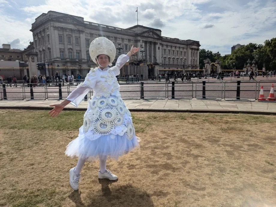 Elin Meek in the Plankton Lady dress at Buckingham Palace. Photo via Arts University Plymouth.