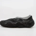 A pigmented O° shoe featuring a black 3D-printed structure overlaying a grey textile base layer Image: Courtesy of OXMAN