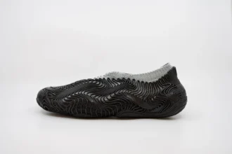 A pigmented O° shoe featuring a black 3D-printed structure overlaying a grey textile base layer Image: Courtesy of OXMAN