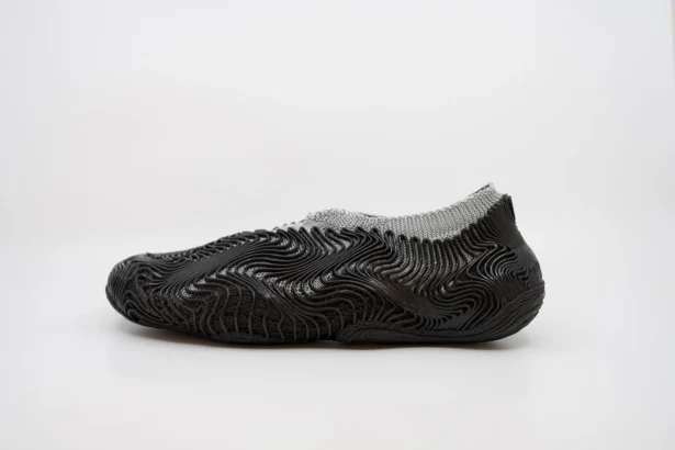 A pigmented O° shoe featuring a black 3D-printed structure overlaying a grey textile base layer Image: Courtesy of OXMAN