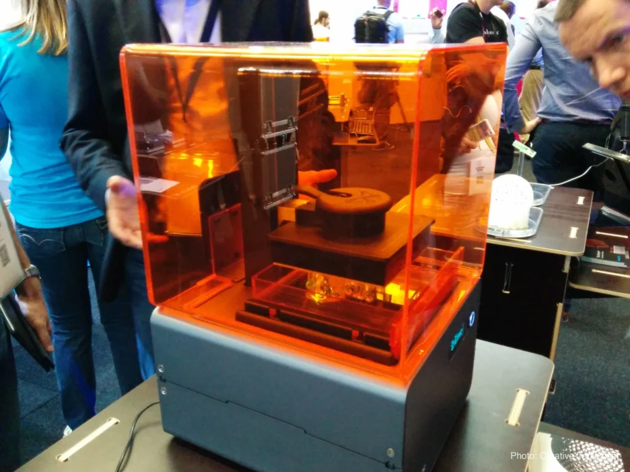 Formlabs Form 1 desktop SLA/DLP printer building a small test geometry