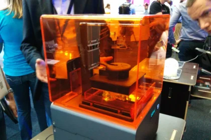 Formlabs Form 1 desktop SLA/DLP printer building a small test geometry