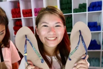 A #MYOH 2018 assistant proudly shows a freshly customized pair featuring a commemorative strap, rose‑gold sole, and “Good Vibes” + “Lit” pins—an ₱1,049 combination that proves personalization is half the fun.