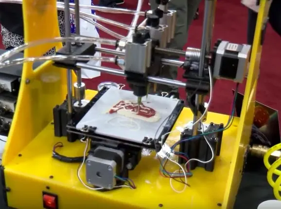 BeeHex robot 3D‑printing a pepperoni pizza