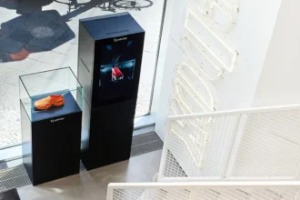 Solebox Berlin store with Zellerfeld 3D‑printer setup under plexiglass.