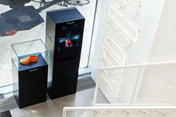 Solebox Berlin store with Zellerfeld 3D‑printer setup under plexiglass.