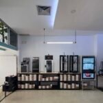 Footwearology Alicante lab interior with rows of 3D printers and workstations