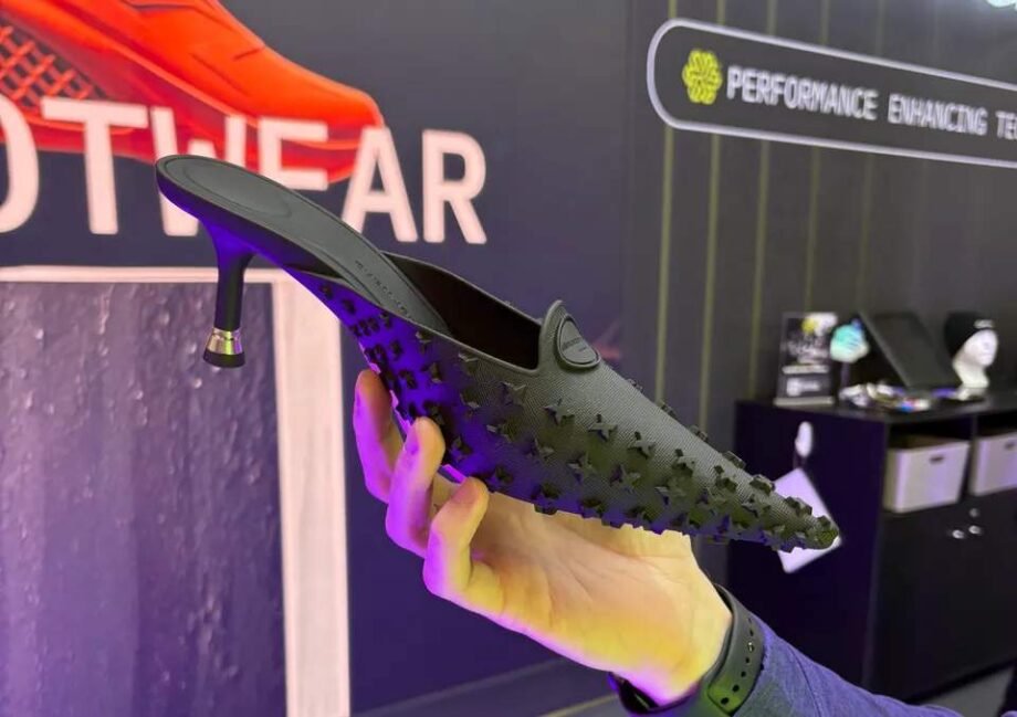 Alexander Wang’s 3D-printed Griphoria kitten heel displayed at Formnext 2025, featuring a black micro-textured upper and lattice footbed.